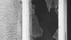 Окна в недострое не понравились мужчине на юге Сахалина