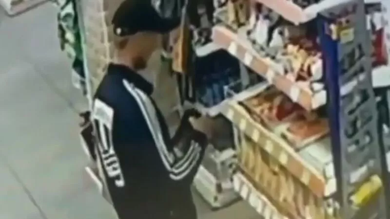 Сахалинец вынес в штанах дорогой алкоголь и попал на камеры видеонаблюдения