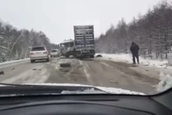 «Страшная авария»: на корсаковской трассе легковушка влетела в фуру