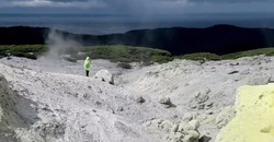 Группа туристов оценила красоту вулкана Менделеева на Кунашире