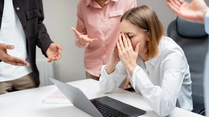 Почти каждый второй южносахалинец сталкивался с абьюзом на работе