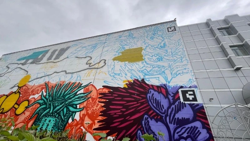 «Как и человек, он рисует горизонтальными линиями»: в Южно-Сахалинске мурал наносят дроном