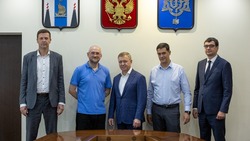Мэр Южно-Сахалинска встретился с паралимпийским чемпионом, депутатом Госдумы Сергеем Бурлаковым