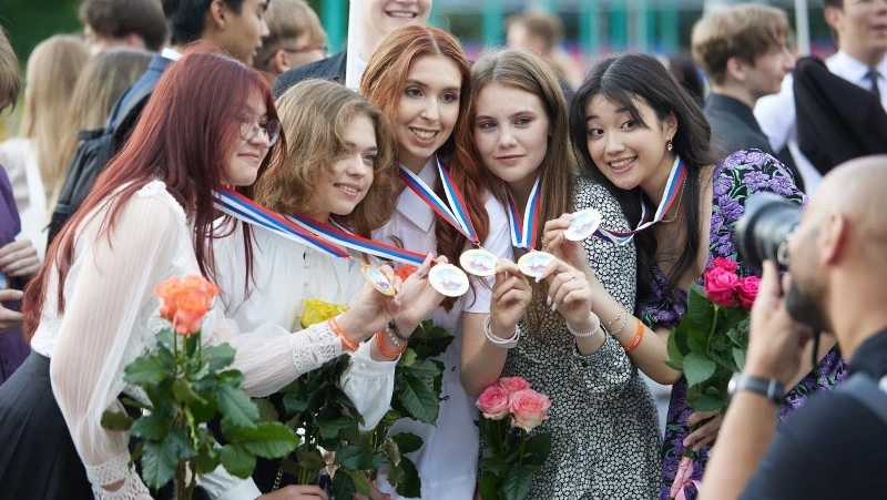 Выпускной бал объединил сотни подростков Южно-Сахалинска 17 июня