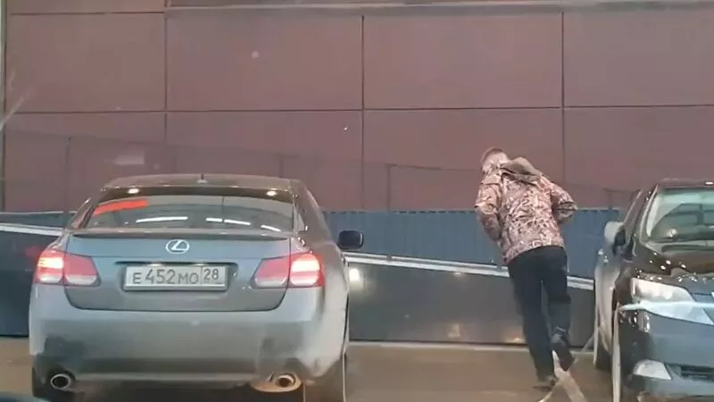 Пьяный сахалинец на авто врезался в супермаркет и угрожал отверткой трезвым свидетелям