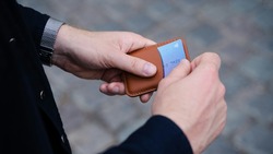 «Только с согласия родителей»: в Госдуме приняли закон о выдаче банковских карт подросткам в России