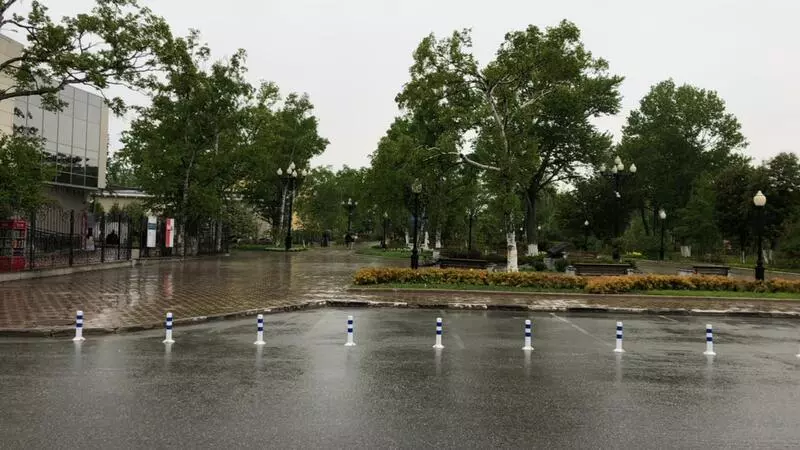 Стало известно, зачем перекрыли столбиками парковку в центре Южно-Сахалинска