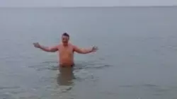 «Благодать!»: сахалинец искупался в ледяной воде Охотского моря и остался доволен