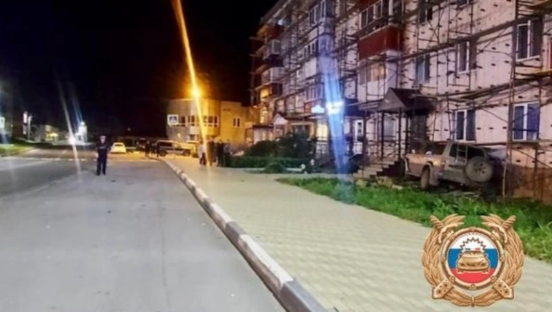 Водитель Toyota Land Cruiser влетел в жилой дом в Невельске вечером 18 сентября