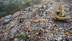 Путин призвал убрать все мусорные полигоны в границах городов