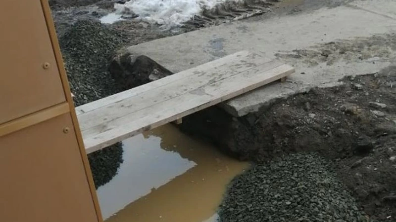 «Сестра вся в крови». Из-за глубокой ямы перед подъездом пострадал ребенок в Соколе