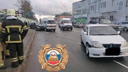 Пьяный водитель Toyota Corolla спровоцировал массовое ДТП в Южно-Сахалинске
