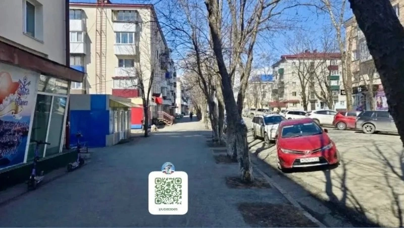 Подросток на электросамокате сбил пенсионера на тротуаре на юге Сахалина 