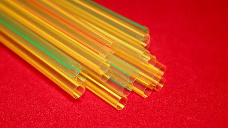 Коктейльные трубочки и одноразовый пластик запретят в России