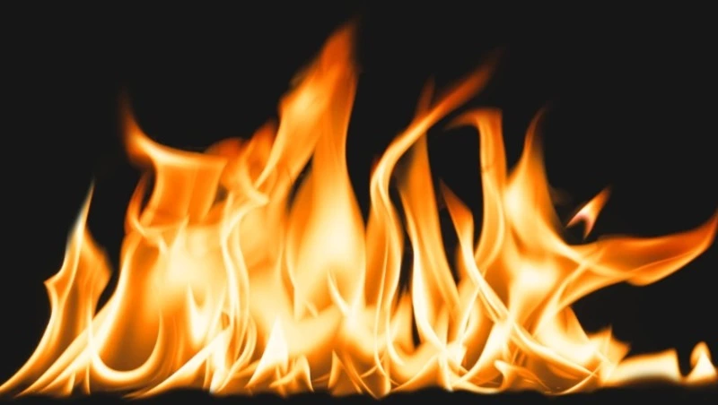 Больше 8 человек тушили загоревшийся снегоход в Охе 17 января