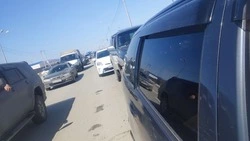 Водители встали в пробку на западе Южно-Сахалинска из-за ДТП с двумя грузовиками