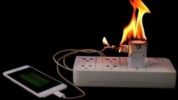 МЧС России: зарядка для мобильных приборов может стать причиной пожара