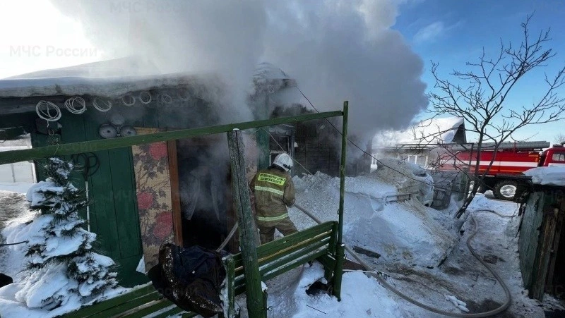В селе Стародубском менее чем за час потушили горящий сарай 22 апреля