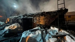 Пожарные всю ночь тушили частный дом в Южно-Сахалинске