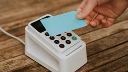 Иностранцы в Северо-Курильске заплатят штраф за кражу банковской карты