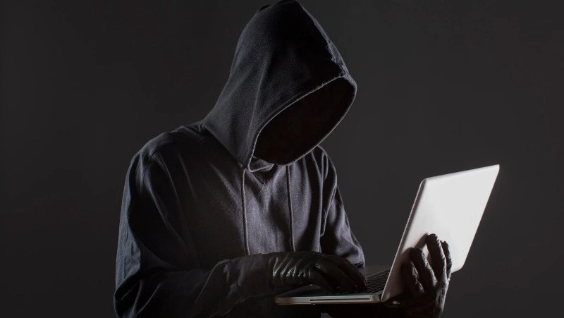 В Корсакове за серию афер на 100 тысяч рублей снова посадили неоднократно судимого мужчину