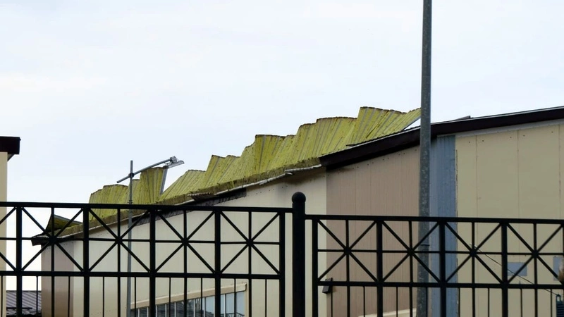 На Северных Курилах ветром снесло часть крыши в «пожарке»