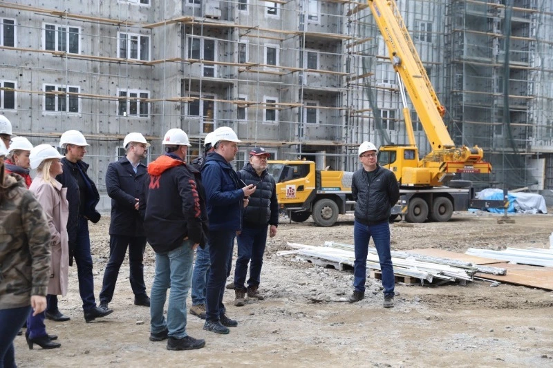 Зампред правительства Олонцев похвалил строителей дороги в Углегорском районе