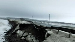 Кусок дороги рухнул в Корсаковском районе из-за воздействия Охотского моря