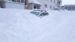 «До нормативного состояния далеко»: власти оценили уборку снега в Долинском районе