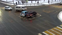 Два автомобиля попали в ДТП на проспекте Мира в Южно-Сахалинске утром 14 ноября
