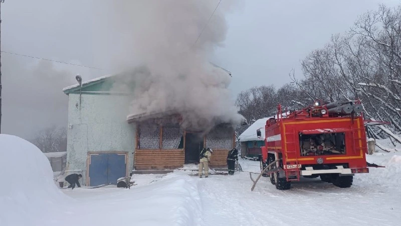 В Александровске-Сахалинском спасатели потушили подвал двухэтажного дома