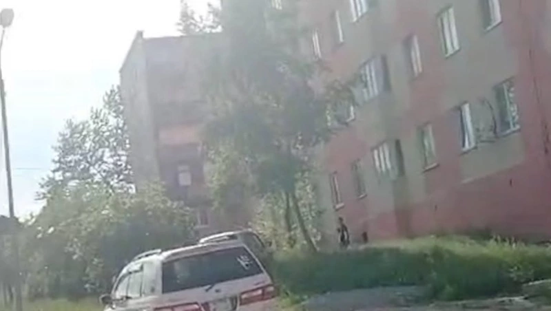 Женщина выпала из окна пятиэтажки и погибла в Охе