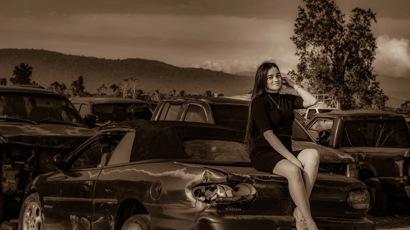 В Корсаковском районе водитель вез 16-летнюю девушку на капоте авто, уронил ее и переехал