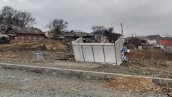 «Так и было задумано»: сильный ветер перевернул остановку на юге Сахалина