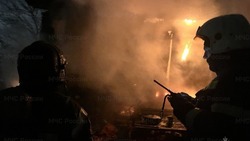 Заброшенный гараж горел в районе «Шлюмберже» в Охе