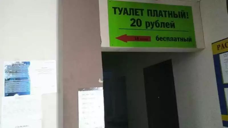 Кафе на автовокзале Поронайска зарабатывает на выпечке и естественной нужде