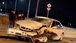 Белый внедорожник и серый седан столкнулись на перекрестке в Южно-Сахалинске