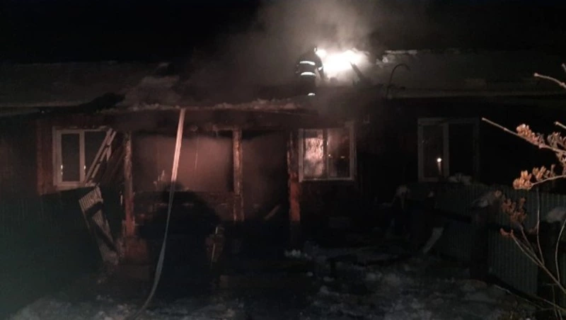 Пожарные потушили трехквартирный дом в Тымовском районе ночью 16 ноября