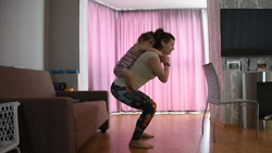 Фитнес-инструктор записала видео для сахалинцев о том, как держать себя в форме даже дома