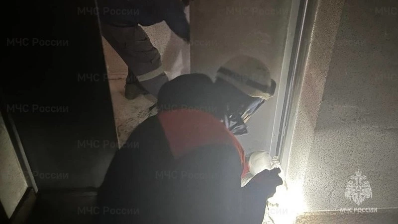 В многоэтажке Корсакова загорелся электрощиток