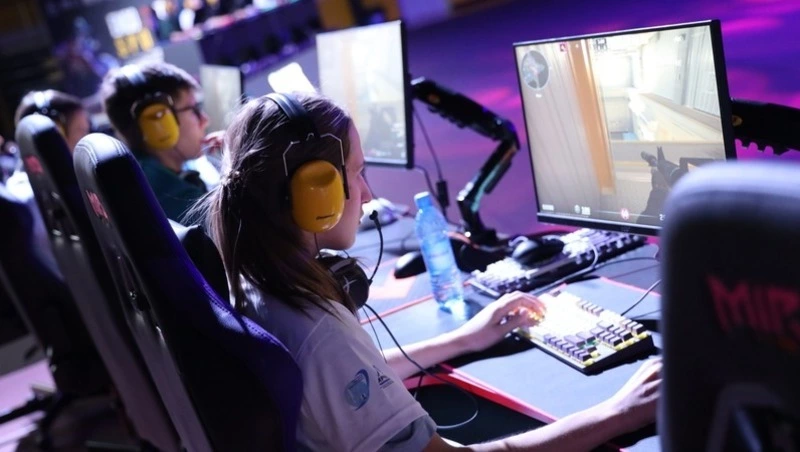 Пожар в автобусе и чемпионат по киберспорту: новости выходных на Сахалине