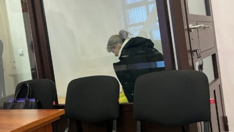 Приемная мать из Южно-Сахалинска разрыдалась в суде после ареста за истязание 5-летней девочки