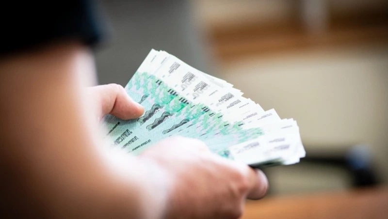 Водитель такси в Южно-Сахалинске украл у пассажирки кошелек с деньгами 