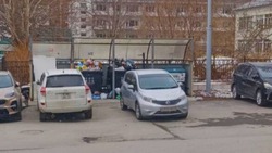 В Южно-Сахалинске недобросовестные автовладельцы мешают вывозу мусора из двора 