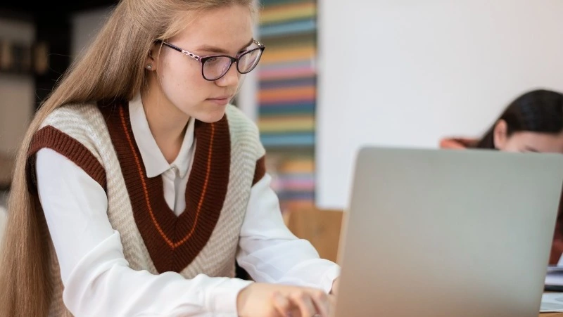 Половина родителей старшеклассников Южно-Сахалинска знают, что их дети делают «домашку» с помощью ИИ