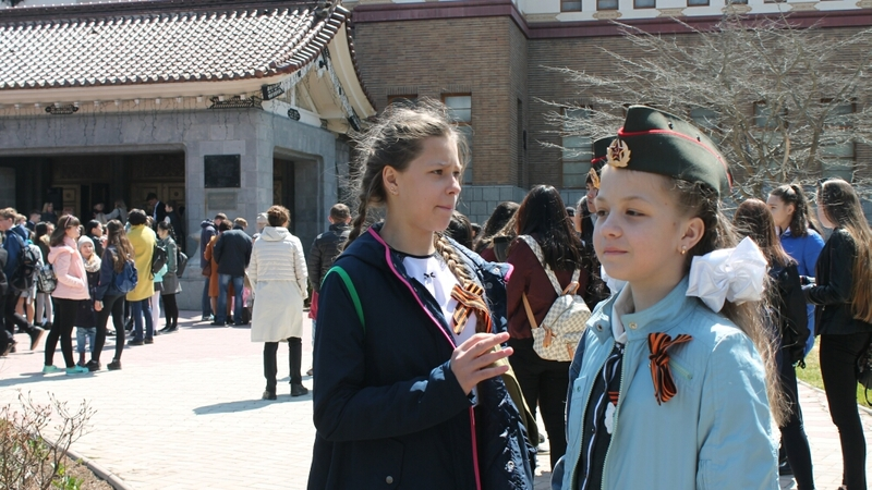 Посетители областного краеведческого музея вспомнили старую детскую игру в классики