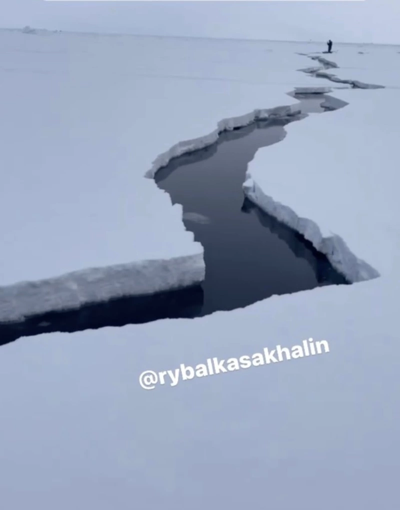 «Расходится на глазах!»: очевидцы сообщили о появлении трещины на льду в Советском
