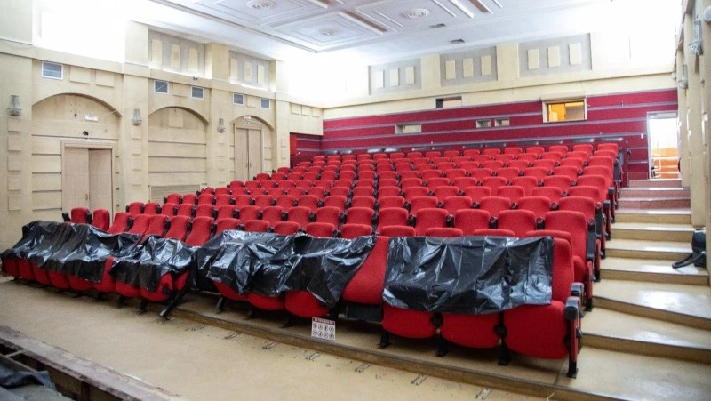 Рабочие приступили к реконструкции кинотеатра «Комсомолец» в Южно-Сахалинске