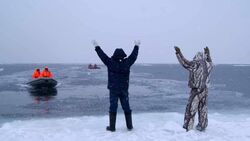 Упрямые сахалинские рыбаки снова пошли в море прыгать на льдинах