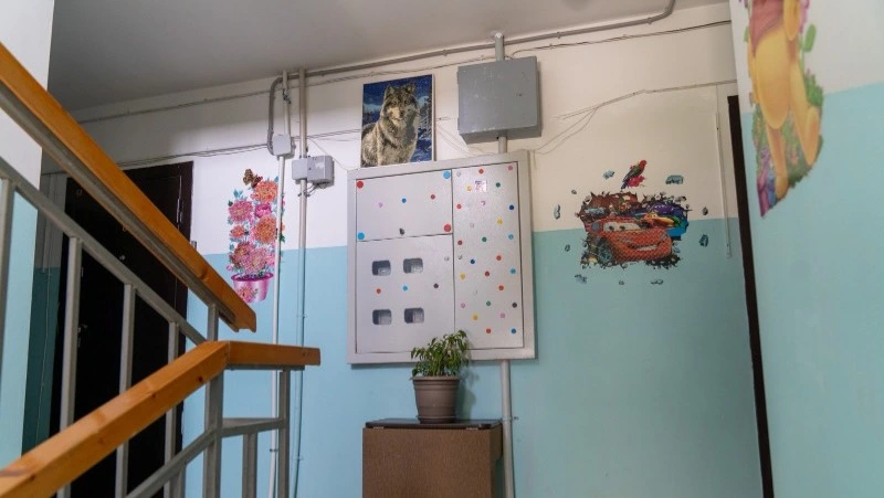 Жители Южно-Сахалинска украсили свой подъезд рисунками и цветами